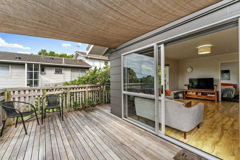 Photo of property in 2/247 Wairau Road, Totara Vale, Auckland, 0627