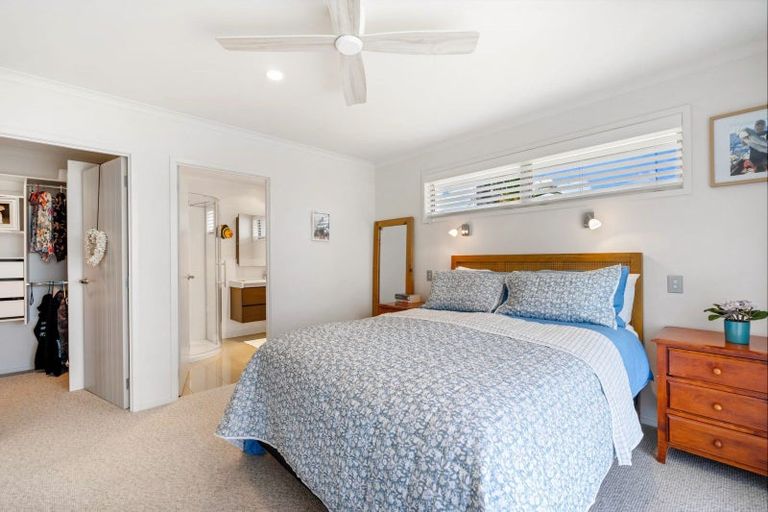 Photo of property in 2 Paradise Point Place, One Tree Point, 0118