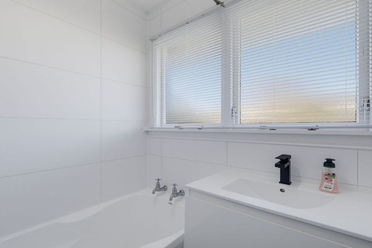 Photo of property in 2/7 Curletts Road, Sockburn, Christchurch, 8042