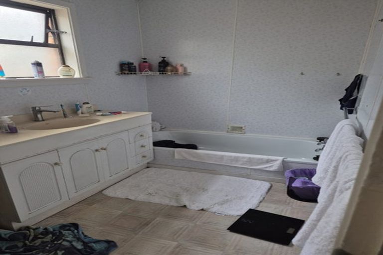 Photo of property in 48 Taikata Road, Te Atatu Peninsula, Auckland, 0610