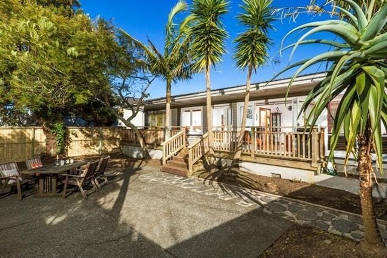 Photo of property in 1/288 East Coast Road, Forrest Hill, Auckland, 0620