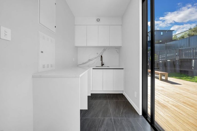 Photo of property in 28 Roxborough Place, East Tamaki Heights, Auckland, 2016