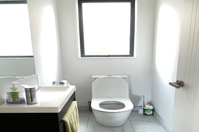 Photo of property in 4/4 Mcquoid Place, Glenfield, Auckland, 0629