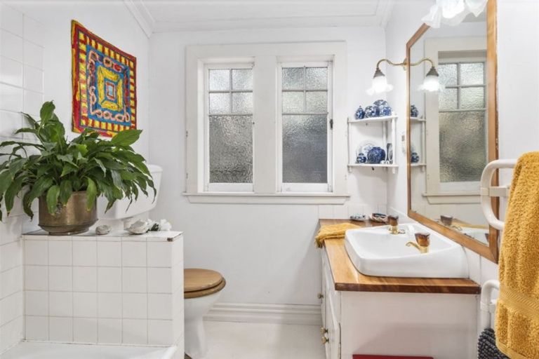 Photo of property in 6 Old Lake Road, Narrow Neck, Auckland, 0624