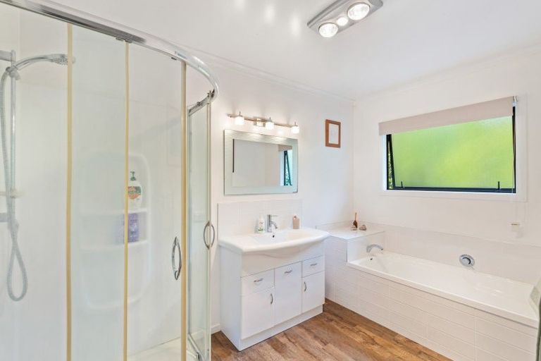 Photo of property in 11a Montrose Place, Highlands Park, New Plymouth, 4312