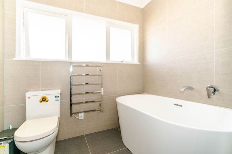 Photo of property in 54 Ravenwood Drive, Forrest Hill, Auckland, 0620