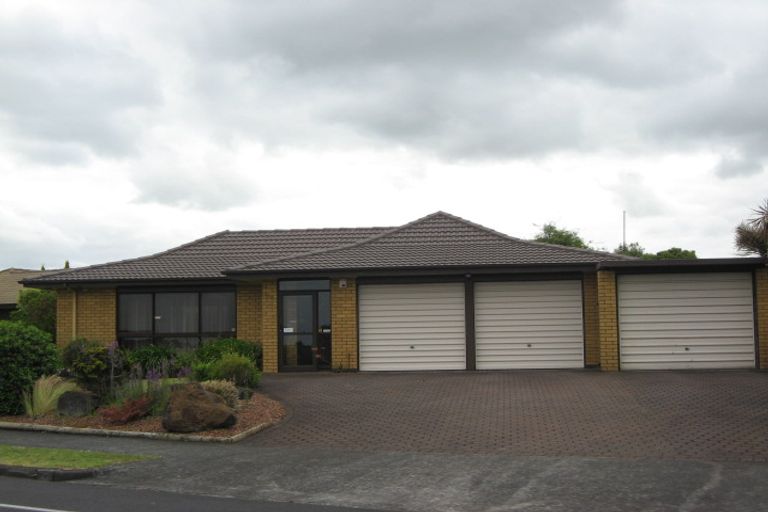 Photo of property in 96 Walter Strevens Drive, Conifer Grove, Takanini, 2112