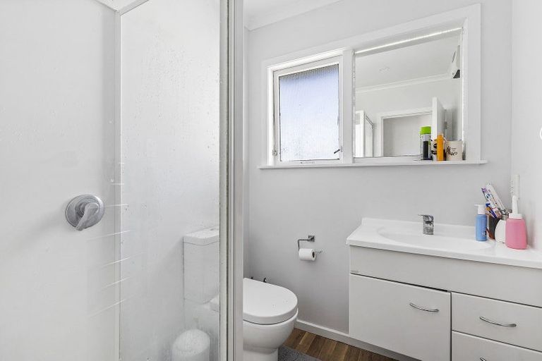 Photo of property in 1/139 Queens Drive, Lyall Bay, Wellington, 6022