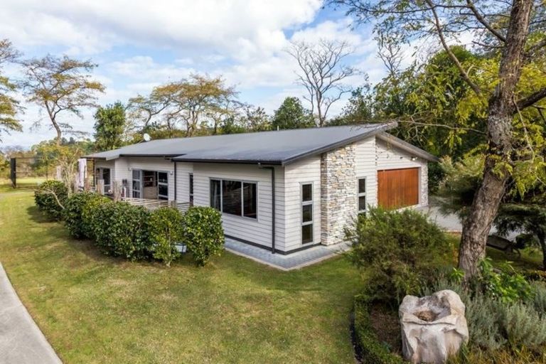 Photo of property in 10 Parawera Drive, Acacia Bay, Taupo, 3330