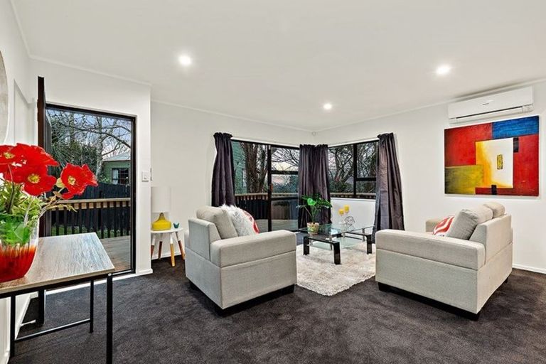 Photo of property in 2/2 Oreil Avenue, West Harbour, Auckland, 0618