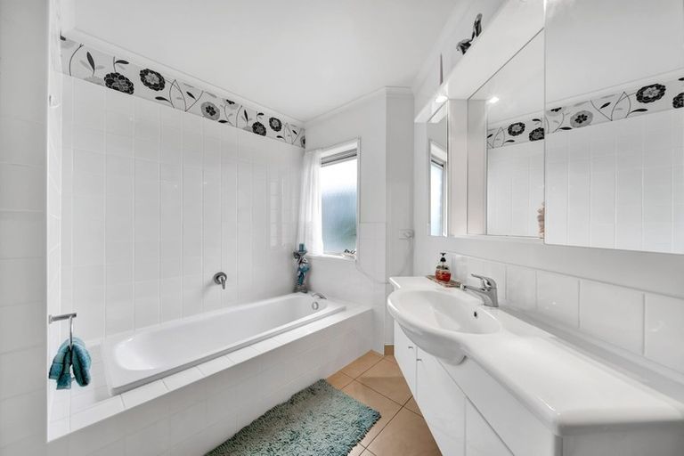 Photo of property in 24 Park Lane, Waitara, 4320