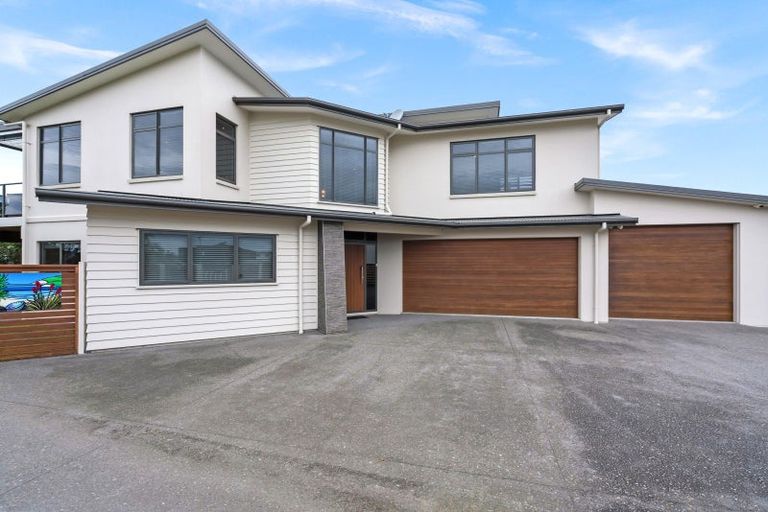 Photo of property in 16 Fred Carr Place, One Tree Point, 0118