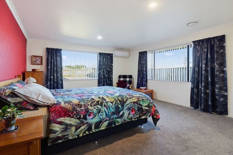 Photo of property in 28b Johnstone Drive, Fitzherbert, Palmerston North, 4410