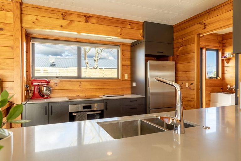 Photo of property in 28 Surf Street, Whitianga, 3510