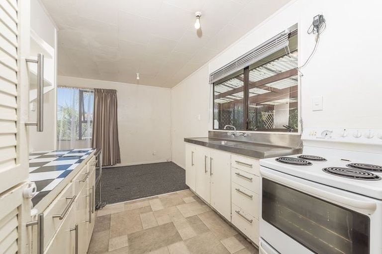 Photo of property in 4 Kayle Glen, West Harbour, Auckland, 0618