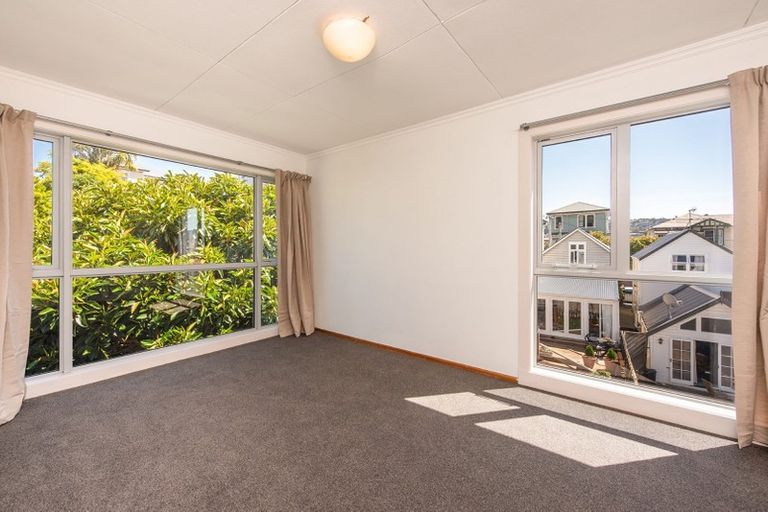 Photo of property in Victoria Court, 11/4 Queen Street, Mount Victoria, Wellington, 6011