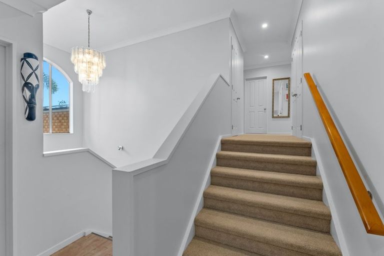 Photo of property in 12 Stonedge Lane, Rosedale, Auckland, 0632