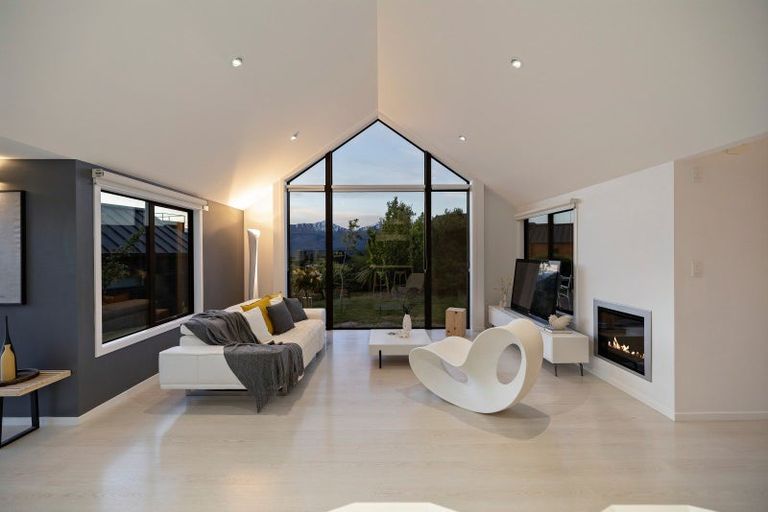 Photo of property in 37 Hackett Road, Jacks Point, Queenstown, 9371