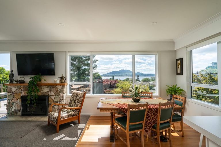 Photo of property in 6 Earle Place, Acacia Bay, Taupo, 3330