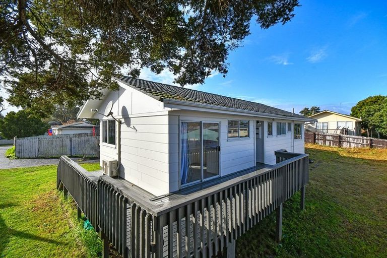Photo of property in 2/15 Frobisher Way, Clendon Park, Auckland, 2103