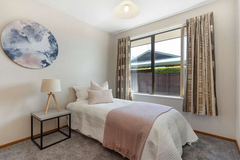 Photo of property in 8 Lowry Avenue, Redwood, Christchurch, 8051