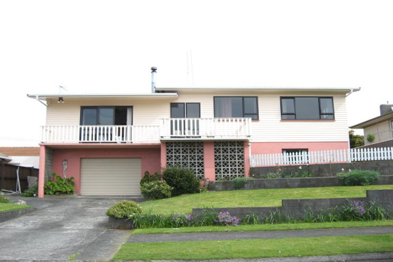 Photo of property in 11 Kauri Street, Inglewood, 4330