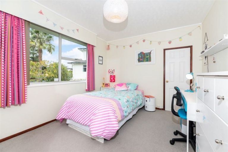 Photo of property in 47 Lantana Road, Green Bay, Auckland, 0604