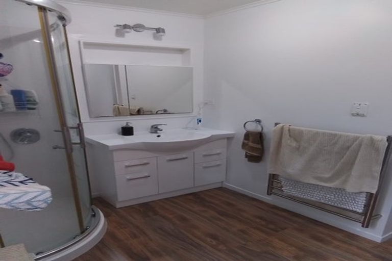 Photo of property in 2/129 Edmonton Road, Te Atatu South, Auckland, 0610