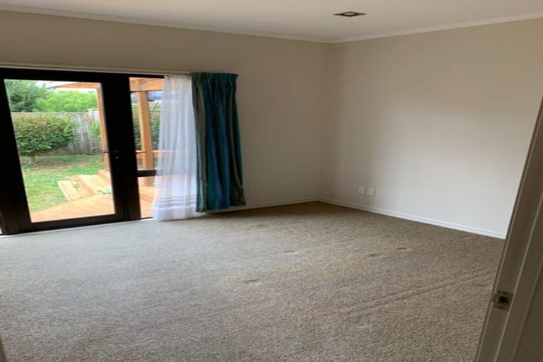 Photo of property in 24 Glenshee Place, Highland Park, Auckland, 2010