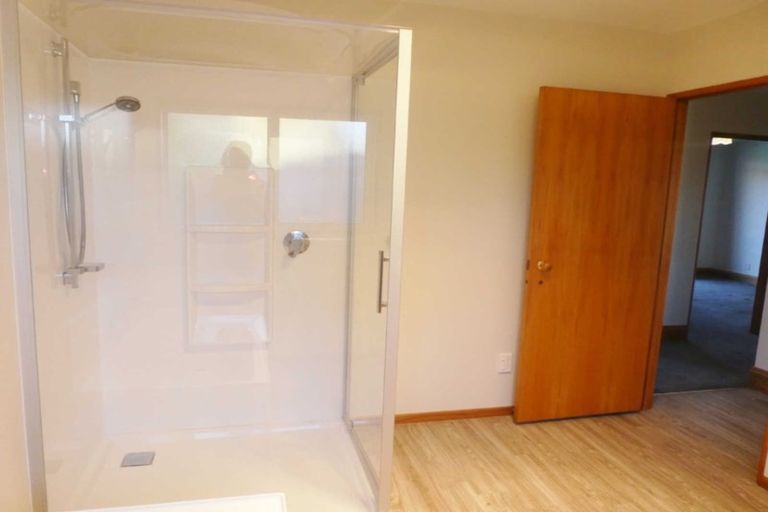 Photo of property in 7 Broadfell Avenue, Avonhead, Christchurch, 8042