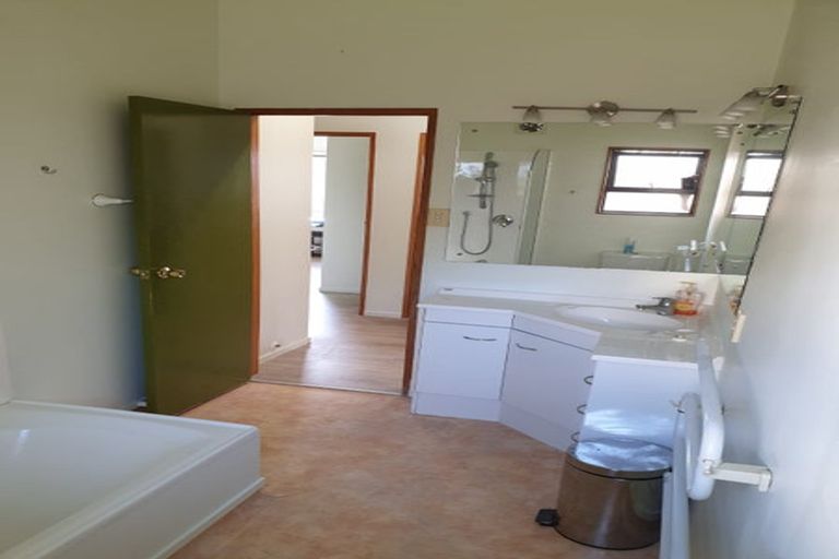 Photo of property in 38 Banyan Drive, Totara Heights, Auckland, 2105