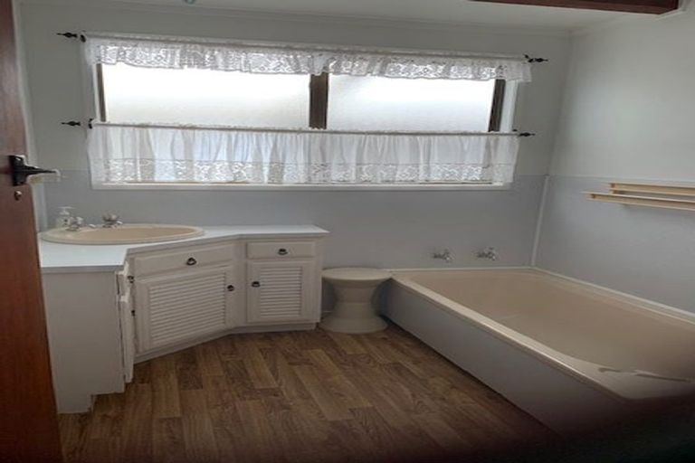 Photo of property in 20 Sullivan Avenue, Mangere Bridge, Auckland, 2022