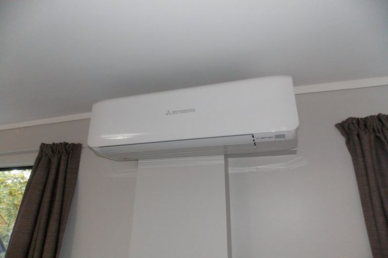 Photo of property in 21a Cotswold Crescent, Newlands, Wellington, 6037