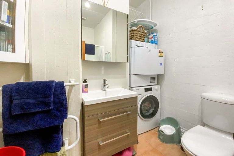 Photo of property in Endeavour Apartments, 10/125 Thorndon Quay, Pipitea, Wellington, 6011