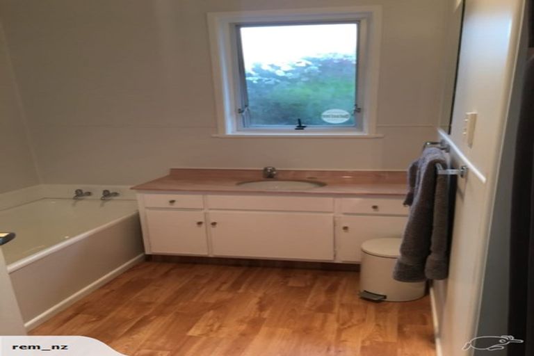 Photo of property in 8 Halcombe Place, Green Bay, Auckland, 0604