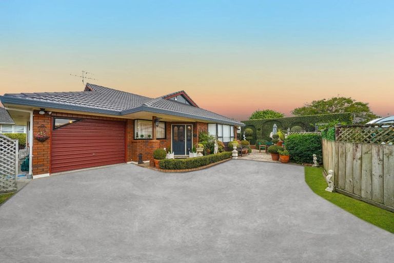 Photo of property in 2/13 Hamilton Road, Papatoetoe, Auckland, 2025