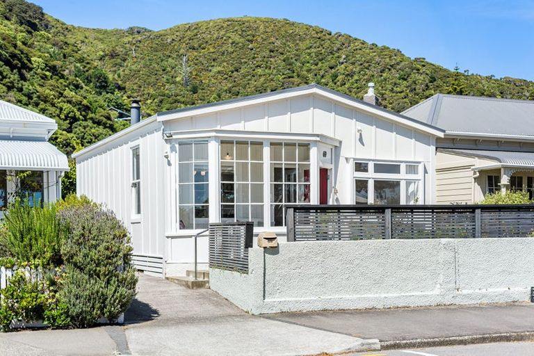 Photo of property in 69 Marine Parade, Eastbourne, Lower Hutt, 5013