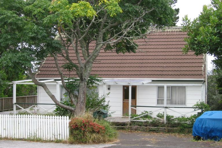 Photo of property in 11 Telstar Place, Beach Haven, Auckland, 0626