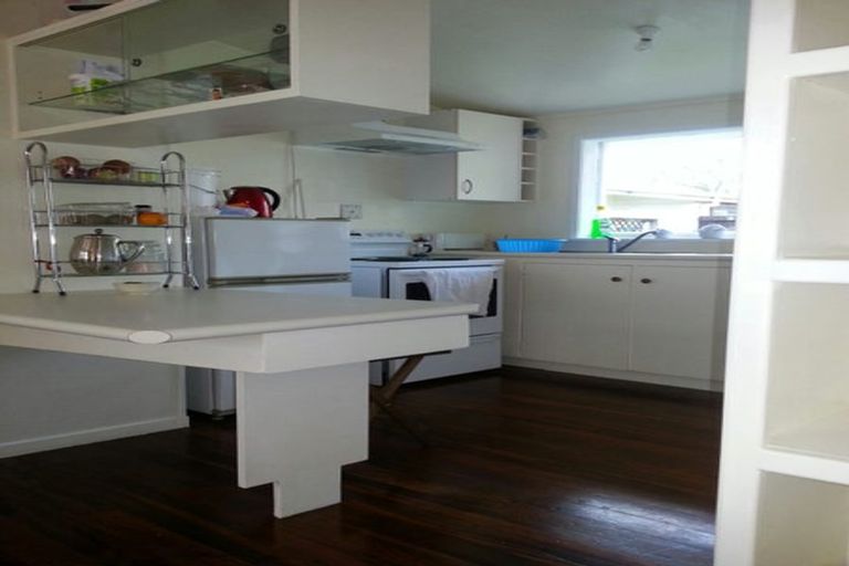 Photo of property in 2/2 Lansdowne Street, Bayswater, Auckland, 0622