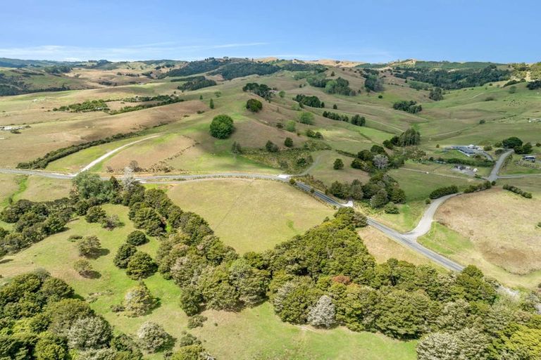 Photo of property in 645 West Coast Road, Oratia, Warkworth, 0604