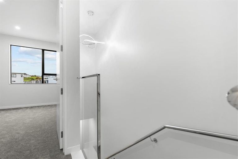 Photo of property in 27 Kuaha Road, Massey, Auckland, 0614