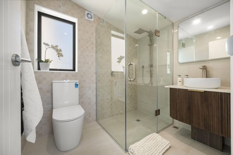 Photo of property in 1/31 Akoranga Drive, Northcote, Auckland, 0627