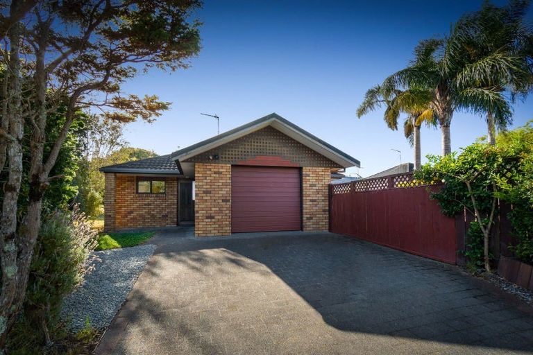 Photo of property in 26 Settlers Grove, Orewa, 0931