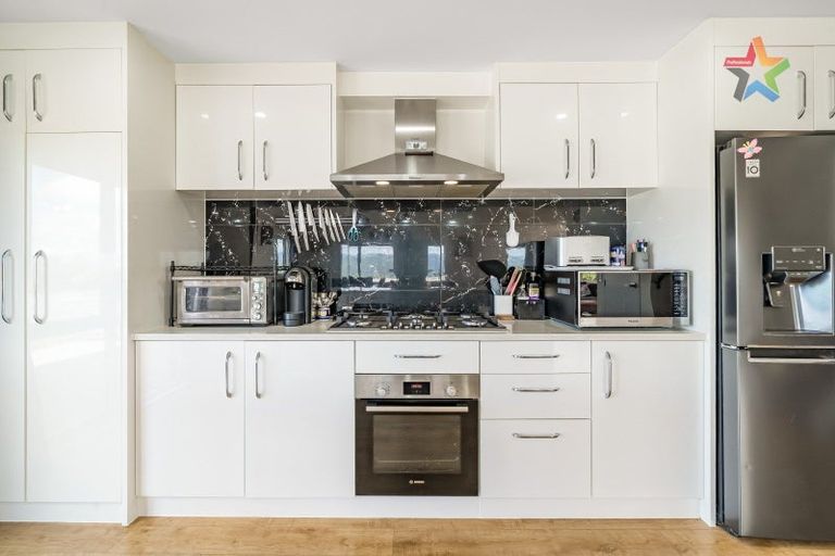 Photo of property in 2 Poto Road, Normandale, Lower Hutt, 5010