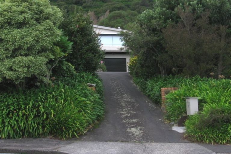 Photo of property in 37 Kakariki Grove, Waikanae, 5036