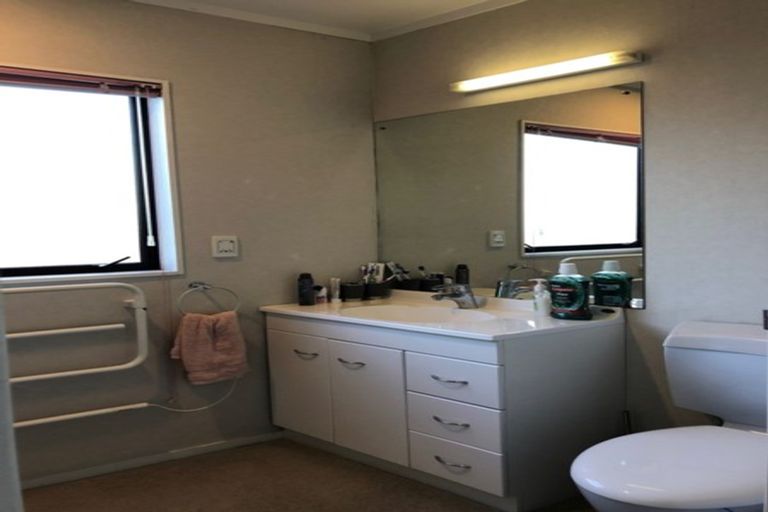 Photo of property in 27 Pinewood Grove, Botany Downs, Auckland, 2010