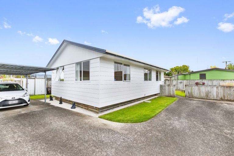 Photo of property in 54a Yeovil Road, Te Atatu Peninsula, Auckland, 0610