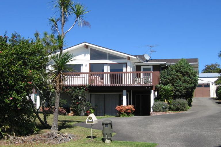 Photo of property in 39 Divich Avenue, Te Atatu South, Auckland, 0610