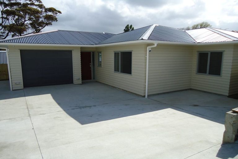 Photo of property in 8a Waiari Road, Conifer Grove, Takanini, 2112