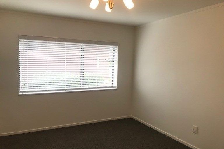 Photo of property in 2/98 Mirrabooka Avenue, Botany Downs, Auckland, 2010